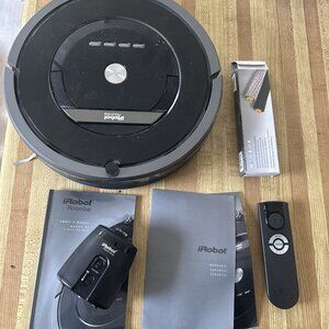 iROBOT ROOMBA 880 ROBOT VACUUM CLEANER No Charger With Remote & Extras For Parts